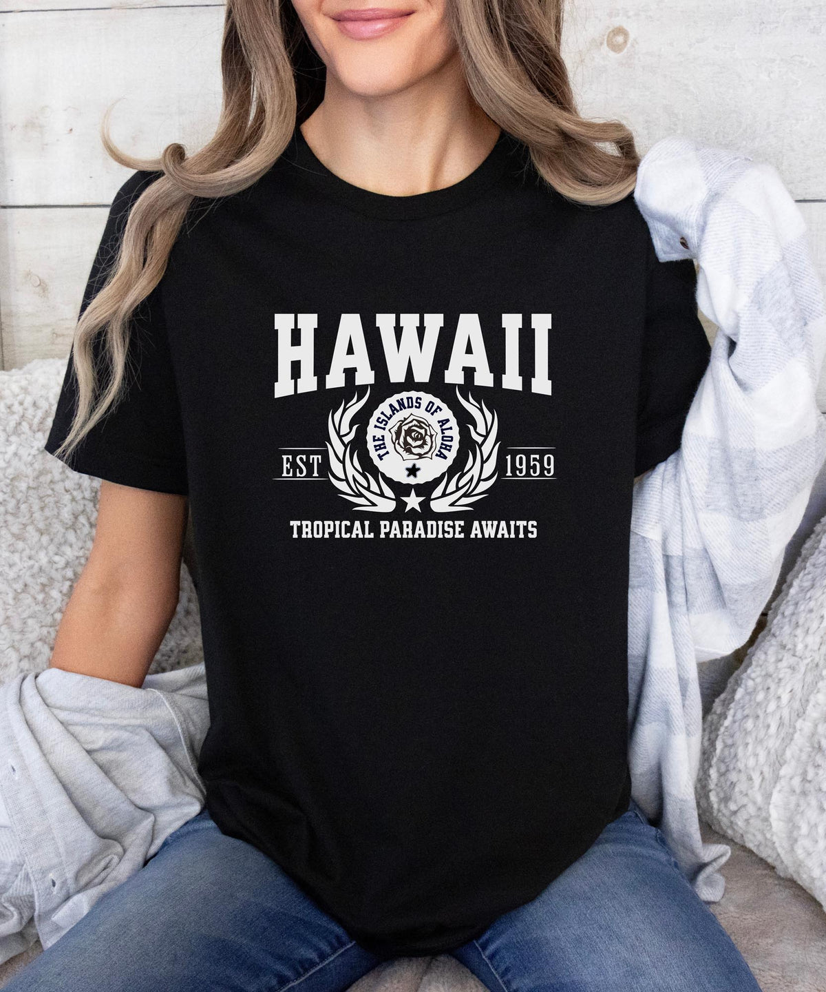 Hawaii State - &quot;Tropical Paradise Awaits&quot; Slogan T-Shirt for Island Lovers &amp; Beach Enthusiasts