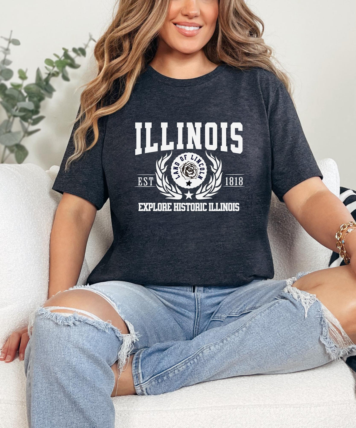 Illinois State - &quot;Explore Historic Illinois&quot; Slogan T-Shirt for History Buffs &amp; Proud Illinoisans