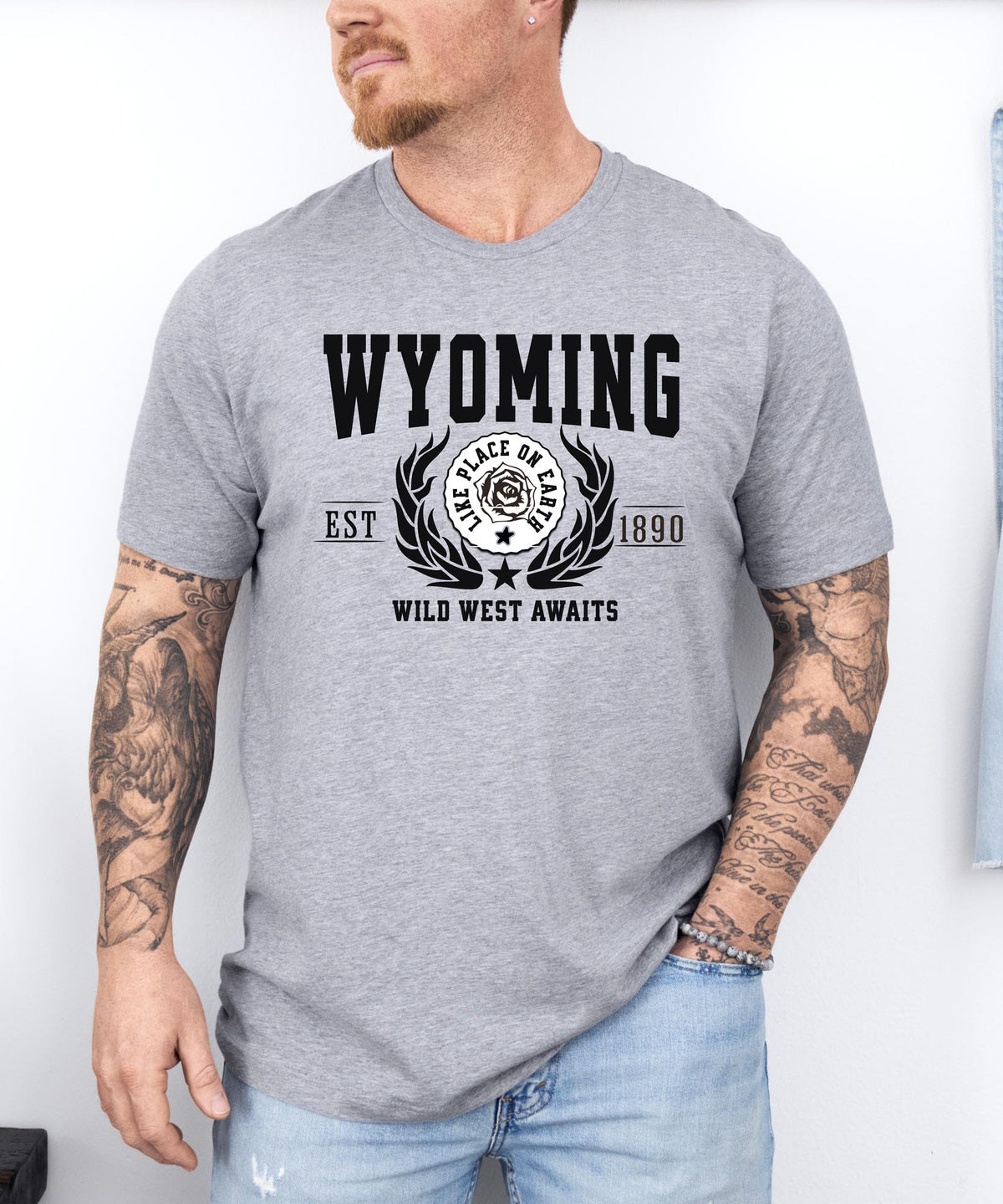 Wyoming State T-Shirt – &quot;Wild West Awaits&quot; Slogan Tee, Perfect for Adventure Seekers and Lovers of Western Spirit