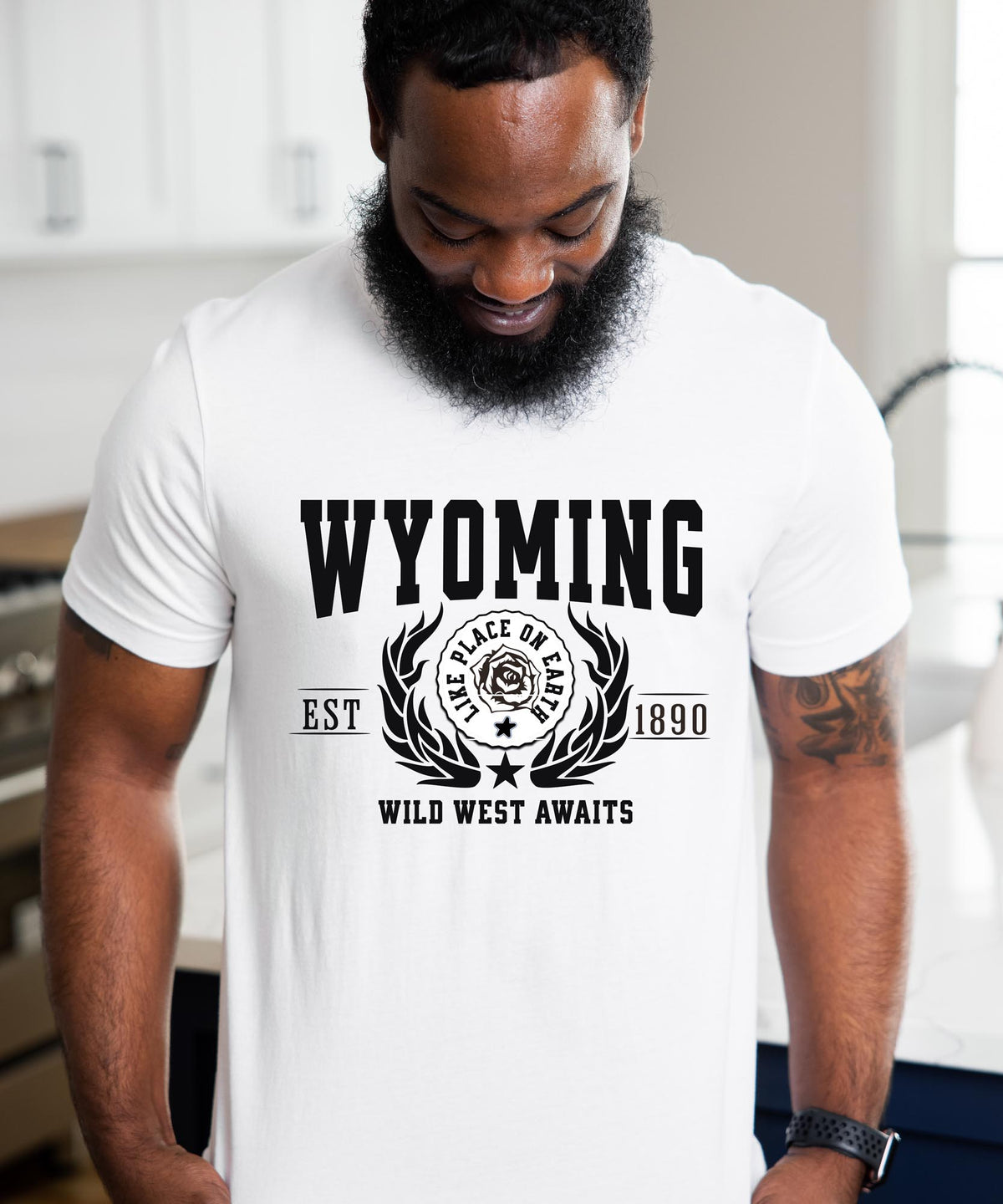 Wyoming State T-Shirt – &quot;Wild West Awaits&quot; Slogan Tee, Perfect for Adventure Seekers and Lovers of Western Spirit